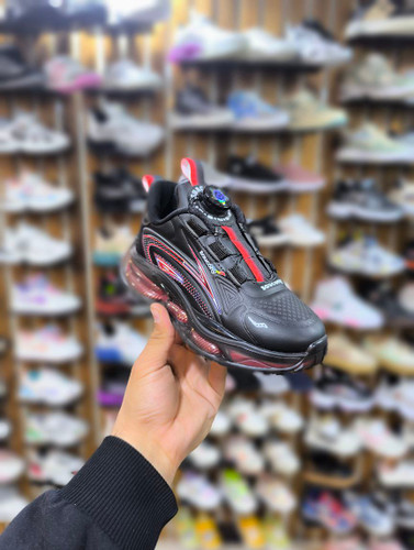 کتونی بسیار با کیفیت و شیک و جذاب و خاص پیچی