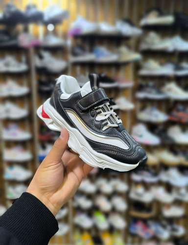 کتونی خاص و با کیفیت و شیک و سبک و راحت وارداتی