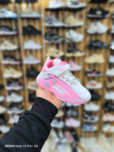 کتونی اسپرت شیک و جذاب با رنگبندی خاص جردن