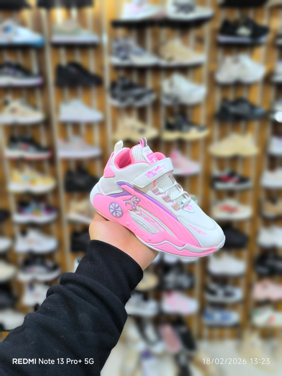 کتونی اسپرت شیک و جذاب با رنگبندی خاص جردن